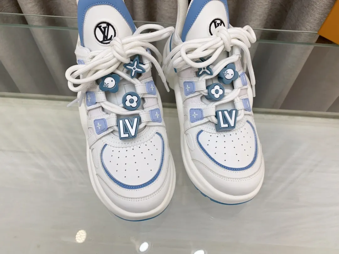 👟👟Ex-factory price 760👟👟 Louis Vuiton·Louis Vuitton 24/ New Chinese Valentine's Day limited edition LV Archlight series arch sole dad shoes casual thick-soled lace-up sneakers top version🔝original purchase, development and production👍🏻 This LV dad shoe features an eye-catching wavy sole and large tongue. It is equipped with a sporty super-elastic running shoe style rubber outsole, which is very eye-catching. It is also combined with a soft and elastic upper made of a variety of high-tech fabrics, making the upper foot comfortable and soft! 🤩 Fabric: Original custom-made first-layer cowhide + technical fabrics Lining: Original imported breathable mesh lining + cowhide foot pads Sole: Original molded correct U-shaped arch outsole Bottom thickness: about 5cm Size: 35-39 (40.41 custom-made, non-refundable)